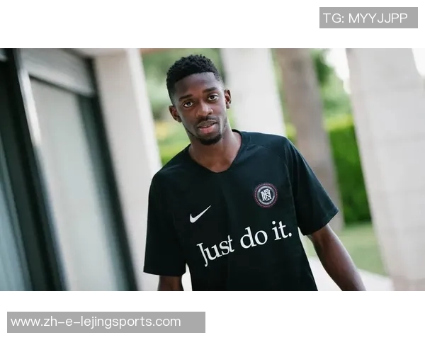 足球场上的时尚风潮：球星穿卫衣搭配球衣展现个性与潮流